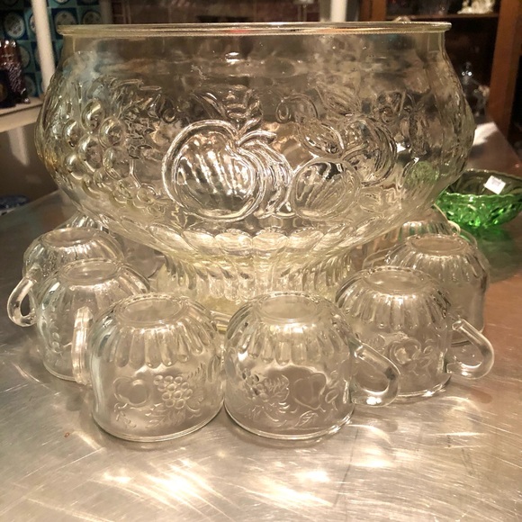 3486 VTG Punch Bowl Large Clear Glass Fruit Pattern  12 Cups 1 Plastic Ladle - Picture 13 of 13